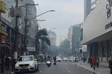 Sao Paulo (SP), Brezilya 10 / 30 / 2024 - Bölgedeki bütün dükkanları yakıp kül eden yangından sonra, Duman 25 numaralı sutyen mağazasından çıkmaya devam ediyor. Sokaklarda hala çok duman yayılıyor (leandro chemalle / the new ws2)