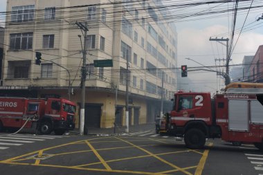 Sao Paulo (SP), Brezilya 10 / 30 / 2024 - Bölgedeki bütün dükkanları yakıp kül eden yangından sonra, Duman 25 numaralı sutyen mağazasından çıkmaya devam ediyor. Sokaklarda hala çok duman yayılıyor (leandro chemalle / the new ws2)