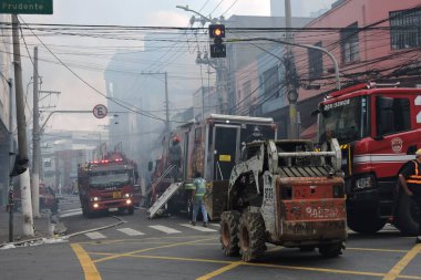Sao Paulo (SP), Brezilya 10 / 30 / 2024 - Bölgedeki bütün dükkanları yakıp kül eden yangından sonra, Duman 25 numaralı sutyen mağazasından çıkmaya devam ediyor. Sokaklarda hala çok duman yayılıyor (leandro chemalle / the new ws2)