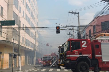 Sao Paulo (SP), Brezilya 10 / 30 / 2024 - Bölgedeki bütün dükkanları yakıp kül eden yangından sonra, Duman 25 numaralı sutyen mağazasından çıkmaya devam ediyor. Sokaklarda hala çok duman yayılıyor (leandro chemalle / the new ws2)