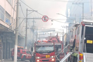 Sao Paulo (SP), Brezilya 10 / 30 / 2024 - Bölgedeki bütün dükkanları yakıp kül eden yangından sonra, Duman 25 numaralı sutyen mağazasından çıkmaya devam ediyor. Sokaklarda hala çok duman yayılıyor (leandro chemalle / the new ws2)