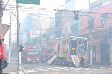 Sao Paulo (SP), Brezilya 10 / 30 / 2024 - Bölgedeki bütün dükkanları yakıp kül eden yangından sonra, Duman 25 numaralı sutyen mağazasından çıkmaya devam ediyor. Sokaklarda hala çok duman yayılıyor (leandro chemalle / the new ws2)