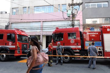 Sao Paulo (SP), Brezilya 10 / 30 / 2024 - Bölgedeki bütün dükkanları yakıp kül eden yangından sonra, Duman 25 numaralı sutyen mağazasından çıkmaya devam ediyor. Sokaklarda hala çok duman yayılıyor (leandro chemalle / the new ws2)