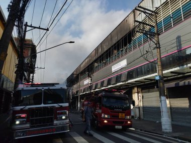 Sao Paulo (SP), Brezilya 10 / 30 / 2024 - Bölgedeki bütün dükkanları yakıp kül eden yangından sonra, Duman 25 numaralı sutyen mağazasından çıkmaya devam ediyor. Sokaklarda hala çok duman yayılıyor (leandro chemalle / the new ws2)