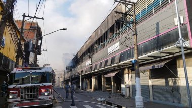 Sao Paulo (SP), Brezilya 10 / 30 / 2024 - Bölgedeki bütün dükkanları yakıp kül eden yangından sonra, Duman 25 numaralı sutyen mağazasından çıkmaya devam ediyor. Sokaklarda hala çok duman yayılıyor (leandro chemalle / the new ws2)