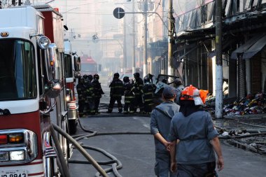 Sao Paulo (SP), Brezilya 11 / 30 / 2024 - Sao Paulo 'nun merkezindeki 25 numaralı mağazada çıkan yangın Çarşamba günü öğleden sonra kontrol altına alındı. Makineler ve traktörler yakılmamış giysileri ve ürünleri çıkarıyorlar. (leandro chemalle / the new ws2)