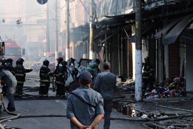 Sao Paulo (SP), Brezilya 11 / 30 / 2024 - Sao Paulo 'nun merkezindeki 25 numaralı mağazada çıkan yangın Çarşamba günü öğleden sonra kontrol altına alındı. Makineler ve traktörler yakılmamış giysileri ve ürünleri çıkarıyorlar. (leandro chemalle / the new ws2)