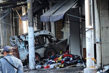Sao Paulo (SP), Brezilya 11 / 30 / 2024 - Sao Paulo 'nun merkezindeki 25 numaralı mağazada çıkan yangın Çarşamba günü öğleden sonra kontrol altına alındı. Makineler ve traktörler yakılmamış giysileri ve ürünleri çıkarıyorlar. (leandro chemalle / the new ws2)