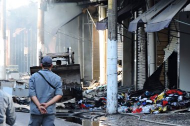 Sao Paulo (SP), Brezilya 11 / 30 / 2024 - Sao Paulo 'nun merkezindeki 25 numaralı mağazada çıkan yangın Çarşamba günü öğleden sonra kontrol altına alındı. Makineler ve traktörler yakılmamış giysileri ve ürünleri çıkarıyorlar. (leandro chemalle / the new ws2)
