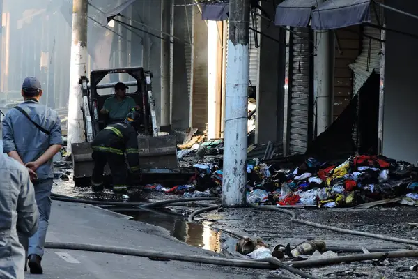 Sao Paulo (SP), Brezilya 11 / 30 / 2024 - Sao Paulo 'nun merkezindeki 25 numaralı mağazada çıkan yangın Çarşamba günü öğleden sonra kontrol altına alındı. Makineler ve traktörler yakılmamış giysileri ve ürünleri çıkarıyorlar. (leandro chemalle / the new ws2)