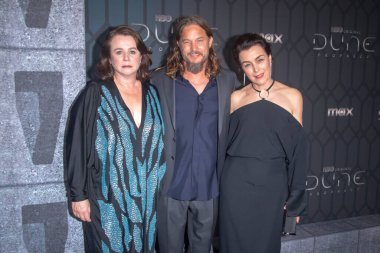 30 Ekim 2024, New York, New York, ABD: (I-r) Emily Watson, Travis Fimmel ve Olivia Williams, Hbo 'nun Lincoln Center' daki (m10 's / thenews2) caz müziğindeki 