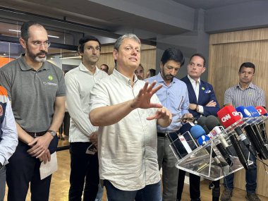 Sao Paulo (sp), Brezilya 11 / 01 / 2024 - 25 do bras alışveriş merkezini ziyaret ederken, vali tarcisio de freitas, belediye sekreteri Edson aparecido (oslaim brito / theenews2)