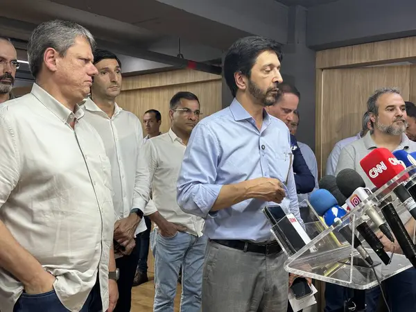 Sao Paulo (sp), Brezilya 11 / 01 / 2024 - 25 do bras alışveriş merkezini ziyaret ederken, vali tarcisio de freitas, belediye sekreteri Edson aparecido (oslaim brito / theenews2)