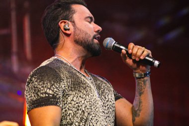 Curitiba (Pr), Brazil 11 / 01 / 2024 matogrosso ve mathias dolu bir evde canlı curitiba sahnesinde konser verdiler ve sertanejo modos (edson de souza / theenews2)