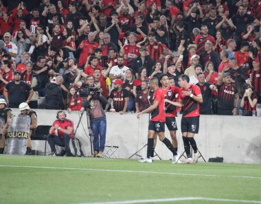 Curitiba (Pr), Brezilya 11 / 02 / 2024 (# 20) Athletico skorlarından ve Brezilya serisinin 32. turu için geçerli olan atletizm ve vitorya arasındaki maçta ligga arenasında bir şampiyonluğu kutluyor (Edson De Souza / Thenews2))