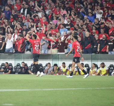 Curitiba (Pr), Brezilya 11 / 02 / 2024 (# 20) Athletico skorlarından ve Brezilya serisinin 32. turu için geçerli olan atletizm ve vitorya arasındaki maçta ligga arenasında bir şampiyonluğu kutluyor (Edson De Souza / Thenews2))