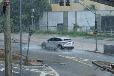 Sao Paulo (sp), Brezilya 11 / 02 / 2024 - iklim / hava / hava / yağmur / sp - şiddetli yağmura neden olur, trafik ışıkları kapanır ve Sao Paulo 'nun güney bölgesindeki elektrik kesintileri (leandro chemalle / thews2)