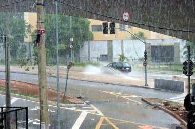 Sao Paulo (sp), Brezilya 11 / 02 / 2024 - iklim / hava / hava / yağmur / sp - şiddetli yağmura neden olur, trafik ışıkları kapanır ve Sao Paulo 'nun güney bölgesindeki elektrik kesintileri (leandro chemalle / thews2)
