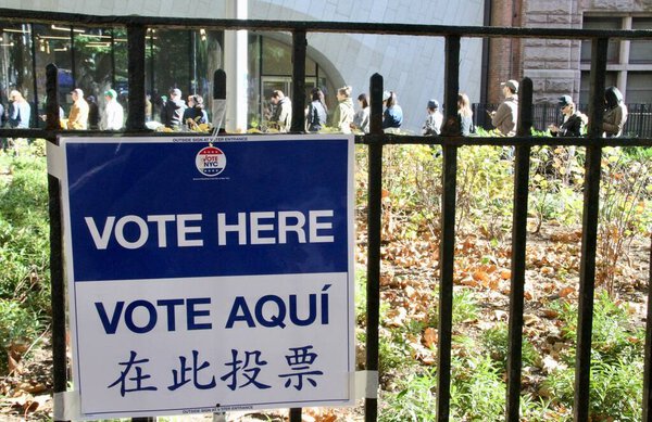 (новое) досрочное голосование в Нью-Йорке. 3 ноября 2024 года, Нью-Йорк, США: досрочное голосование в Американском музее естественной истории - Центре науки, образования и инноваций им. Ричарда Гилдера на проспекте Колумбуса (niyi fote / thenews2) 