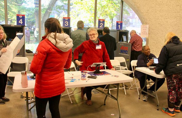 (новое) досрочное голосование в Нью-Йорке. 3 ноября 2024 года, Нью-Йорк, США: досрочное голосование в Американском музее естественной истории - Центре науки, образования и инноваций им. Ричарда Гилдера на проспекте Колумбуса (niyi fote / thenews2) 