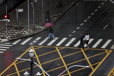 Sao Paulo (sp), Brezilya 11 / 04 / 2024 - yayalar bu Pazartesi, 4 Kasım 2024 tarihinde Sao Paulo 'nun orta bölgesinde yağmur ve soğukla karşı karşıya kaldılar. (Leco Viana / Newws2) 