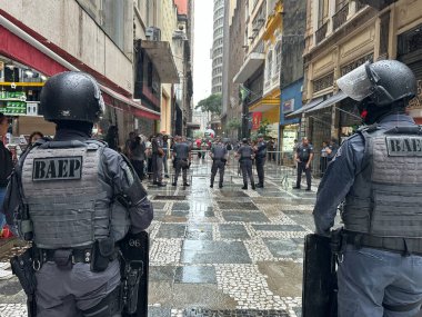 Sao Paulo (sp), Brezilya 11 / 04 / 2024 - protestocular B3 kapısında düzenlenen bir protesto sırasında Sao Paulo eyaleti resmi eğitim sistemi öğretmenler sendikası temsilcileriyle bir araya geldiler