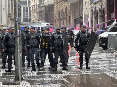 Sao Paulo (sp), Brezilya 11 / 04 / 2024 - protestocular B3 kapısında düzenlenen bir protesto sırasında Sao Paulo eyaleti resmi eğitim sistemi öğretmenler sendikası temsilcileriyle bir araya geldiler