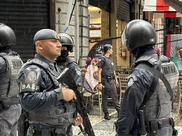 Sao Paulo (sp), Brezilya 11 / 04 / 2024 - protestocular B3 kapısında düzenlenen bir protesto sırasında Sao Paulo eyaleti resmi eğitim sistemi öğretmenler sendikası temsilcileriyle bir araya geldiler