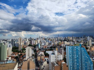 Sao Paulo (sp), Brezilya 11 / 05 / 2024 - öğleden sonra çok sayıda bulut ve yağmur yağışı ile güneş ve daha sonra hava durumu için yapılan tahminler, acil yönetim merkezinin (cge) Sao Paulo şehrinin hava durumunu izleme sorumlusu olduğunu doğruluyor.