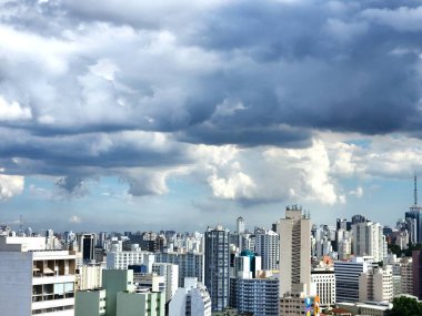 Sao Paulo (sp), Brezilya 11 / 05 / 2024 - öğleden sonra çok sayıda bulut ve yağmur yağışı ile güneş ve daha sonra hava durumu için yapılan tahminler, acil yönetim merkezinin (cge) Sao Paulo şehrinin hava durumunu izleme sorumlusu olduğunu doğruluyor.