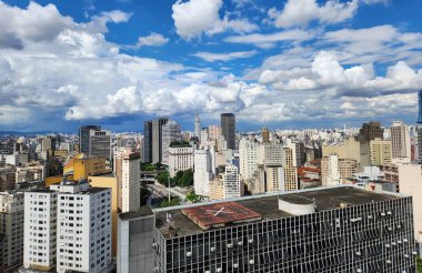 Sao Paulo (sp), Brezilya 11 / 05 / 2024 - öğleden sonra çok sayıda bulut ve yağmur yağışı ile güneş ve daha sonra hava durumu için yapılan tahminler, acil yönetim merkezinin (cge) Sao Paulo şehrinin hava durumunu izleme sorumlusu olduğunu doğruluyor.