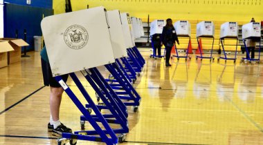 5 Kasım 2024, New York, ABD: Amerikalılar eski başkan Donald J. Trump ve mevcut ABD başkan yardımcısı Kamala Harris (niyi fote / theenews2)