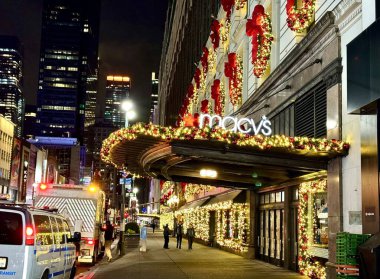 Mac şükran günü ve Noel süslemeleri için hazırlanıyor. 5 Kasım 2024, New York, ABD: Bazı sözleşmeli işçiler Herald Square 'deki Macy duvarına Şükran Günü ve Noel süslemeleri yerleştirirken görülüyor (niyi fote / theenews2)