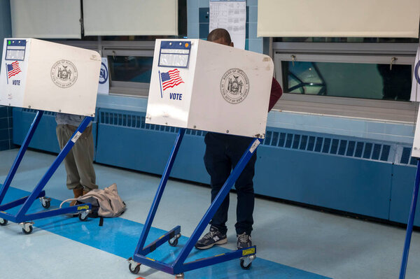 (Новые) 2024 года президентские выборы в Нью-Йорке. 05 ноября 2024 года, Нью-Йорк, США: люди заполняют бюллетени в кабинке для голосования в день выборов Президента США (m10 / thenews2)