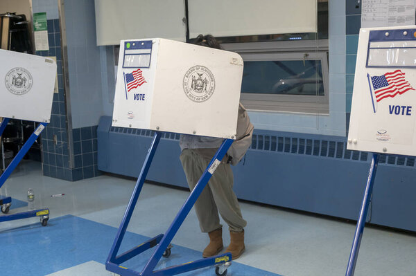 (Новые) 2024 года президентские выборы в Нью-Йорке. 05 ноября 2024 года, Нью-Йорк, США: люди заполняют бюллетени в кабинке для голосования в день выборов Президента США (m10 / thenews2)