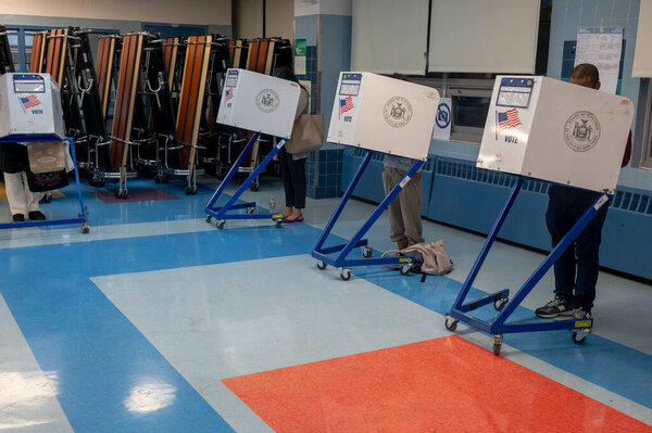 (Новые) 2024 года президентские выборы в Нью-Йорке. 05 ноября 2024 года, Нью-Йорк, США: люди заполняют бюллетени в кабинке для голосования в день выборов Президента США (m10 / thenews2)