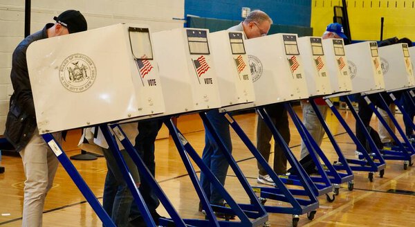 5 ноября 2024 года, Нью-Йорк, США: Американцы заполняют избирательные участки по всей стране, чтобы избрать нового президента из числа бывшего президента Дональда Трампа и нынешнего вице-президента США Камалы Харрис (niyi fote / thous2))