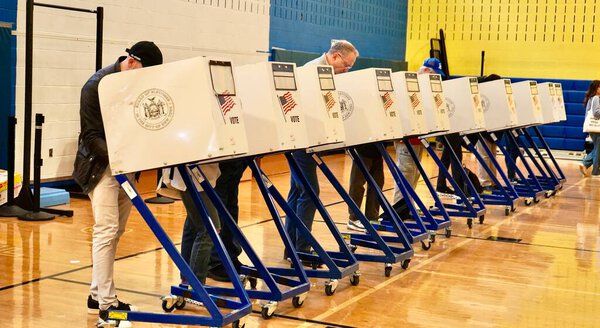 5 ноября 2024 года, Нью-Йорк, США: Американцы заполняют избирательные участки по всей стране, чтобы избрать нового президента из числа бывшего президента Дональда Трампа и нынешнего вице-президента США Камалы Харрис (niyi fote / thous2))