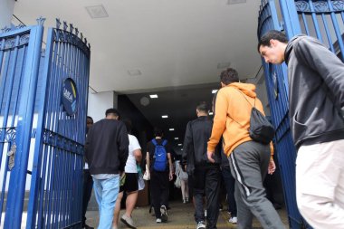 Sao Paulo, 10 / 11 / 2024 - eğitim / üniversite / enem - Sao Paulo 'nun güney bölgesindeki Santo Amaro Üniversitesi' nde ulusal lise sınavının ikinci gününe gelen öğrenciler için kapılar açıldı - enem 2024 (Leandro Chemalle / thenews2)