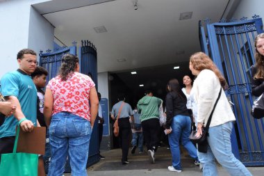 Sao Paulo, 10 / 11 / 2024 - eğitim / üniversite / enem - Sao Paulo 'nun güney bölgesindeki Santo Amaro Üniversitesi' nde ulusal lise sınavının ikinci gününe gelen öğrenciler için kapılar açıldı - enem 2024 (Leandro Chemalle / thenews2)