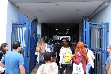 Sao Paulo, 10 / 11 / 2024 - eğitim / üniversite / enem - Sao Paulo 'nun güney bölgesindeki Santo Amaro Üniversitesi' nde ulusal lise sınavının ikinci gününe gelen öğrenciler için kapılar açıldı - enem 2024 (Leandro Chemalle / thenews2)