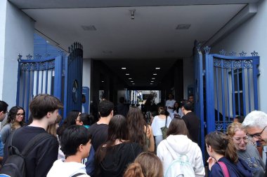 Sao Paulo, 10 / 11 / 2024 - eğitim / üniversite / enem - Sao Paulo 'nun güney bölgesindeki Santo Amaro Üniversitesi' nde ulusal lise sınavının ikinci gününe gelen öğrenciler için kapılar açıldı - enem 2024 (Leandro Chemalle / thenews2)