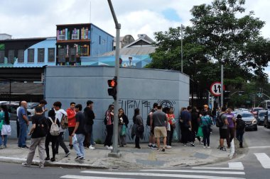Sao Paulo, 10 / 11 / 2024 - eğitim / üniversite / enem - Sao Paulo 'nun güney bölgesindeki Santo Amaro Üniversitesi' nde ulusal lise sınavının ikinci gününe gelen öğrenciler için kapılar açıldı - enem 2024 (Leandro Chemalle / thenews2)
