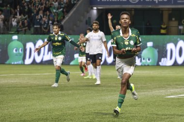 Sao Paulo (sp), 11 / 08 / 2024 - Brezilya / Palmeiras vs gremio - Palmeiras oyuncusu estevao 2024 Brezilya Şampiyonası 'nın 33. turu (leco viana / thenews2) için geçerli olan Palmeiras ve gremio arasındaki maçta golünü atıyor ve kutluyor.)