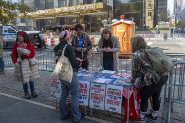 (Yeni göçmenler ve aktivistler, yaklaşan Trump yönetimine karşı dayanışma içinde. 9 Kasım 2024, New York, New York, ABD: Sosyalist aktivist eylemci Trump Uluslararası Otel ve Kule 'nin dışında propaganda dağıttı (m10 / the enews2)