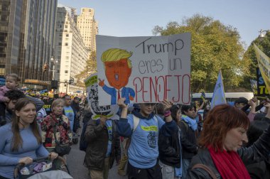 (Yeni göçmenler ve aktivistler, yaklaşan Trump yönetimine karşı dayanışma içinde. 2009 Kasım, 2024, New York, New York, ABD: göçmenler ve aktivistler uluslararası otelin önünde pankart ve pankart taşıyorlar (m10 / thews2)