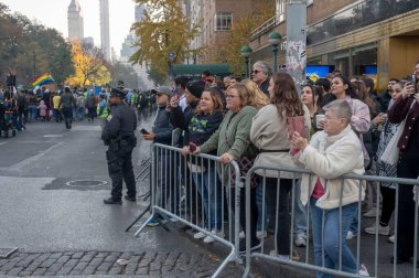 (Yeni göçmenler ve aktivistler, yaklaşan Trump yönetimine karşı dayanışma içinde. 9 Kasım 2024, New York, New York, ABD: İnsanlar miting ve yürüyüşe katılan pankart ve pankart taşıyan göçmenleri ve aktivistleri izliyor (m10 / thenews2)