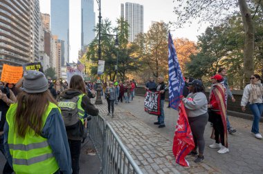 (Yeni göçmenler ve aktivistler, yaklaşan Trump yönetimine karşı dayanışma içinde. 09 Kasım 2024, New York, ABD: Seçilmiş bir avuç başkan Donald Trump destekçisi bir göçmen ve aktivist mitingine katıldı (m10 / thews2)