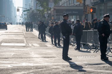 (Yeni göçmenler ve aktivistler, yaklaşan Trump yönetimine karşı dayanışma içinde. 9 Kasım 2024, New York, New York, ABD: New York Polis Departmanı (New York Polis Departmanı) memurları göçmen ve aktivist mitingleri sırasında kalabalığı izliyorlar (m10 / thews2)