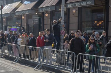 (Yeni göçmenler ve aktivistler, yaklaşan Trump yönetimine karşı dayanışma içinde. 9 Kasım 2024, New York, New York, ABD: İnsanlar miting ve yürüyüşe katılan pankart ve pankart taşıyan göçmenleri ve aktivistleri izliyor (m10 / thenews2)